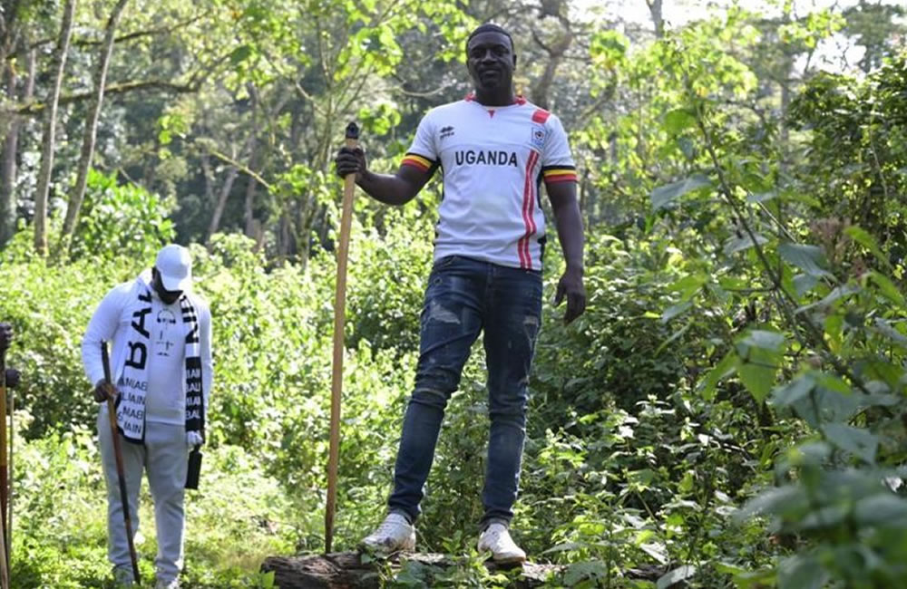 Akon Winds Up Trip to Uganda in Style